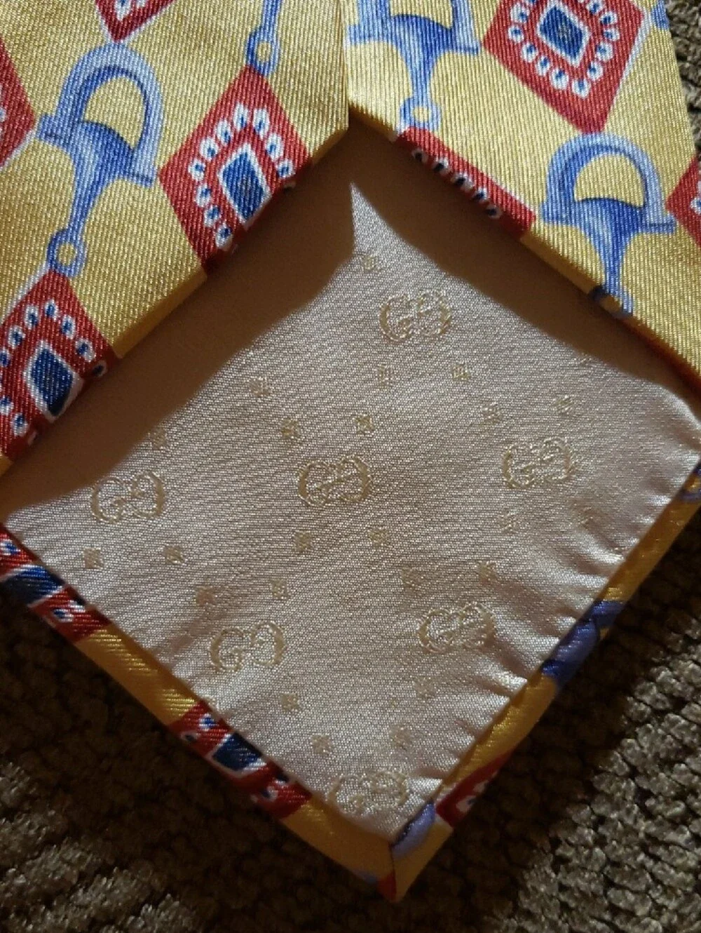 GUCCI Yellow Geometric Silk Tie with Red and Blue Motif